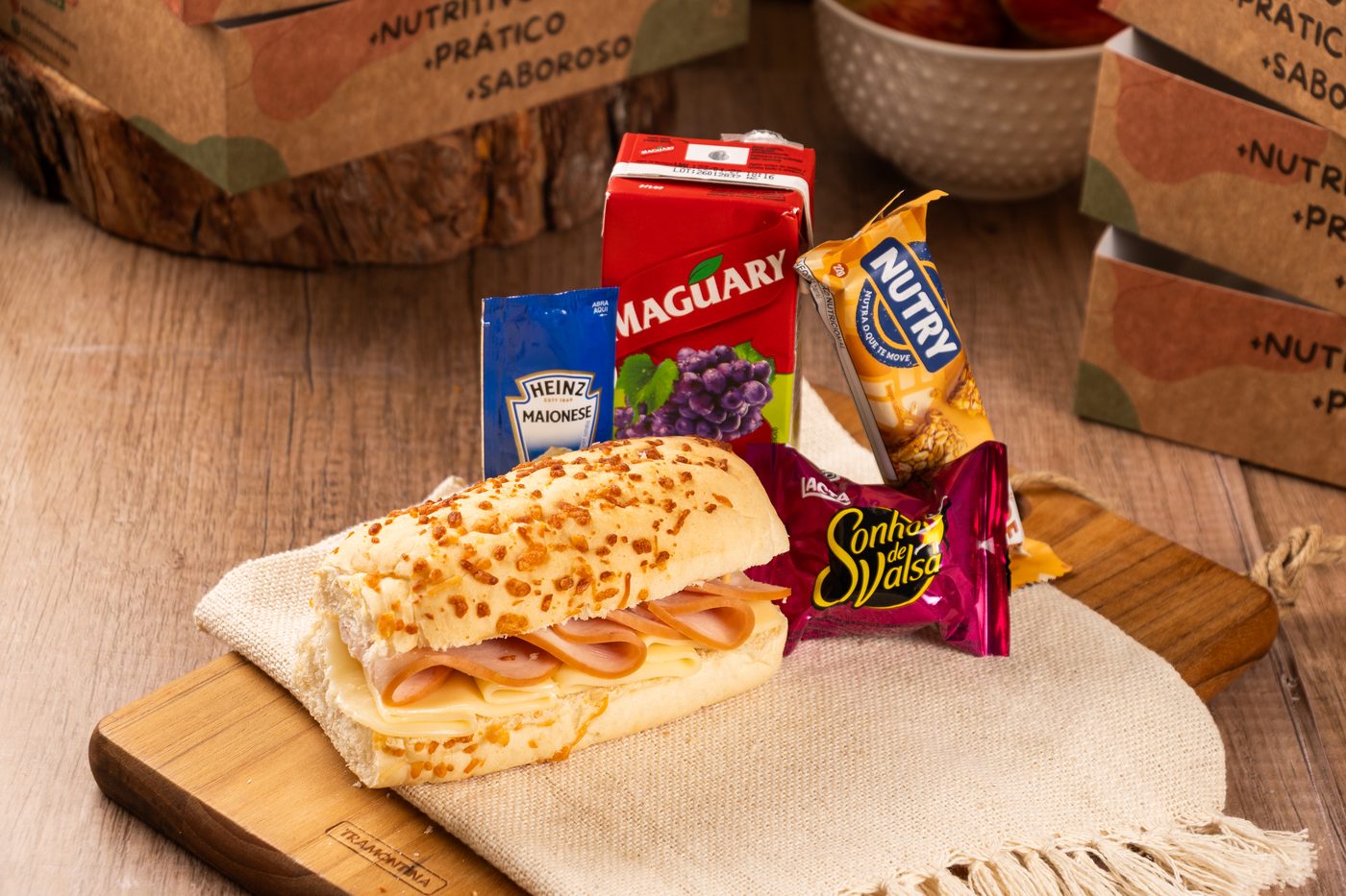 Kit Balanço Perfeito: baguete, suco de fruta, fruta e complemento nutritivo