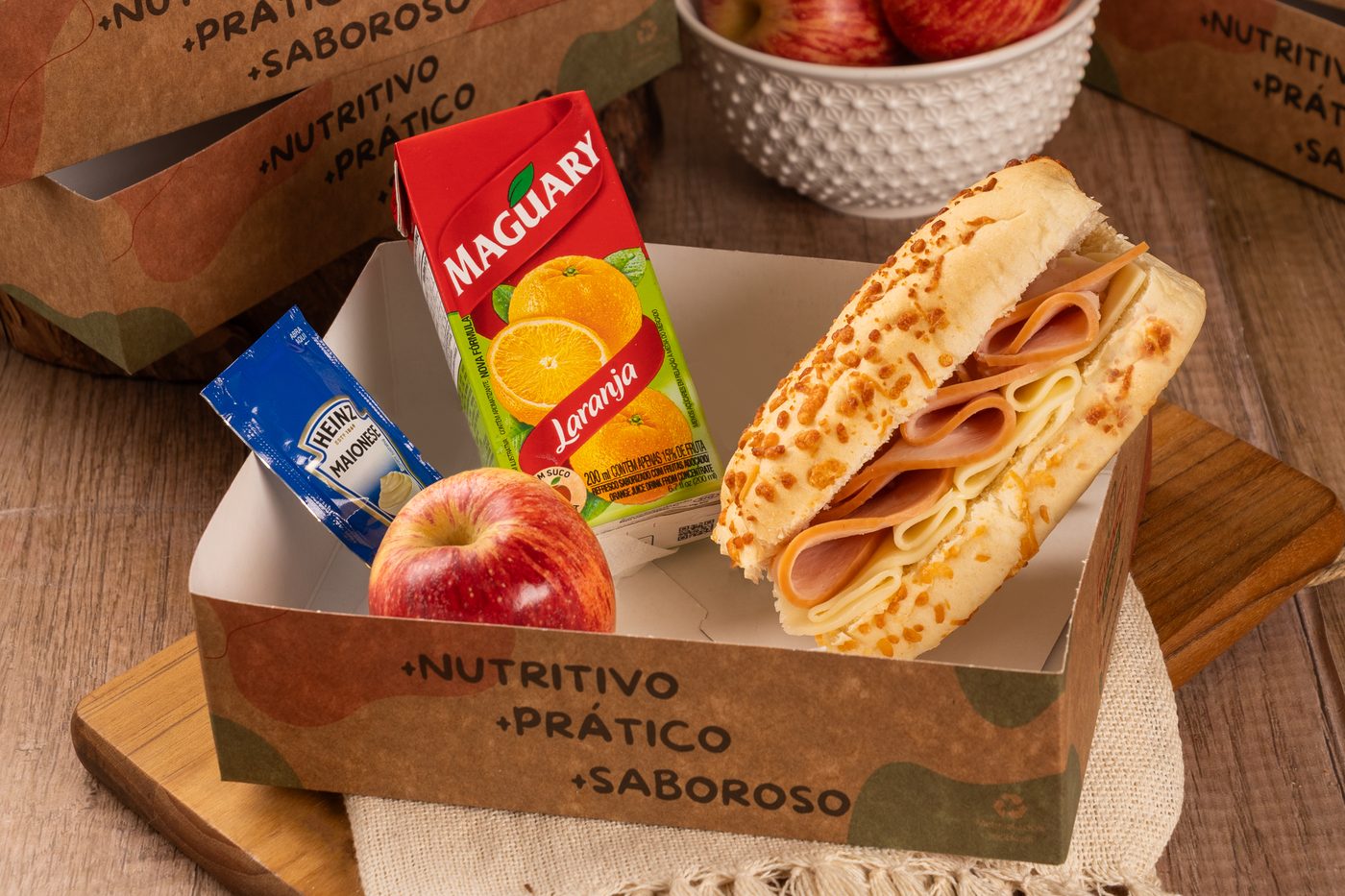 Kit Essencial do Dia: baguete parmesão com peito de peru, suco e maçã