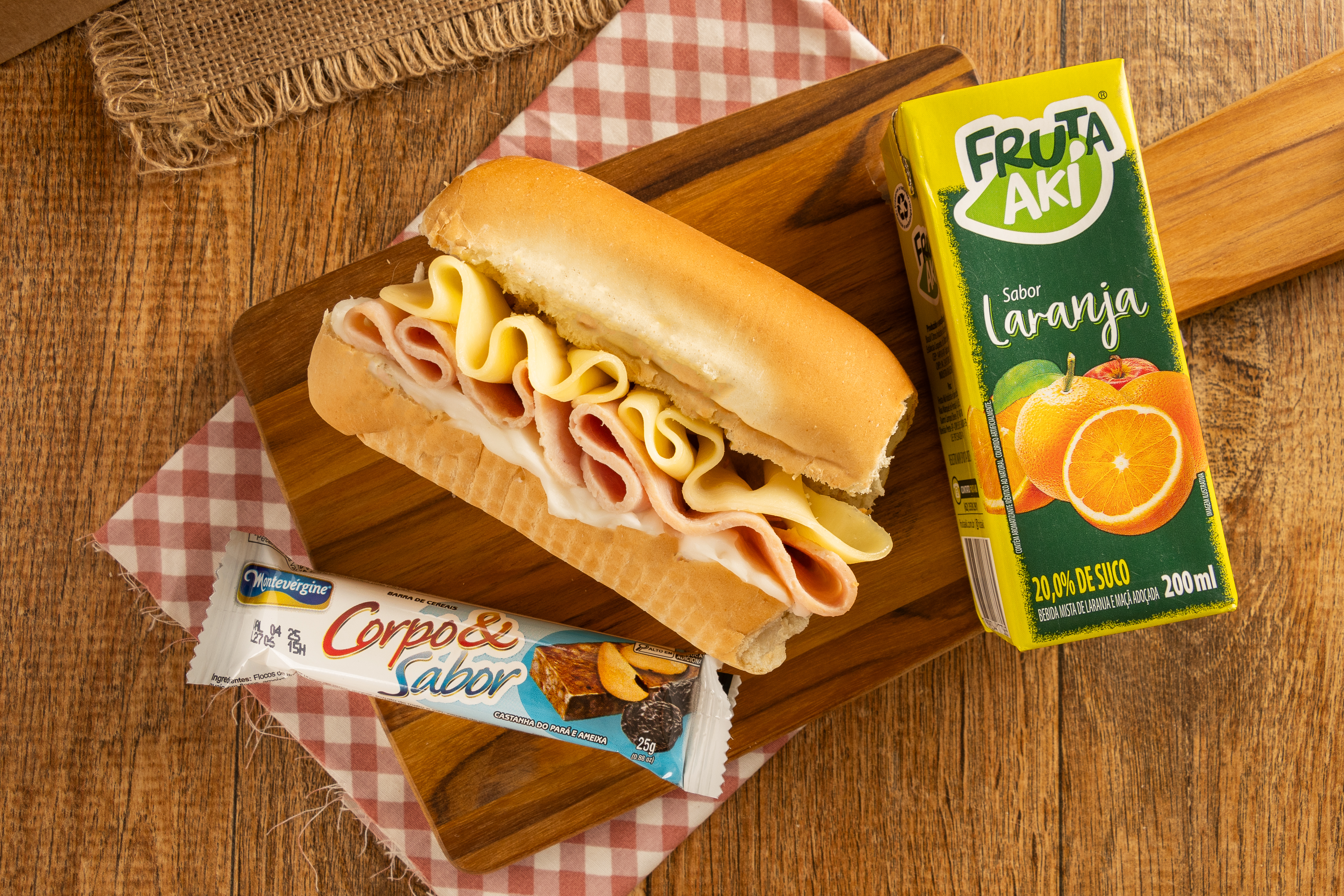 Kit lanche pronto com sanduíche, suco e acompanhamentos