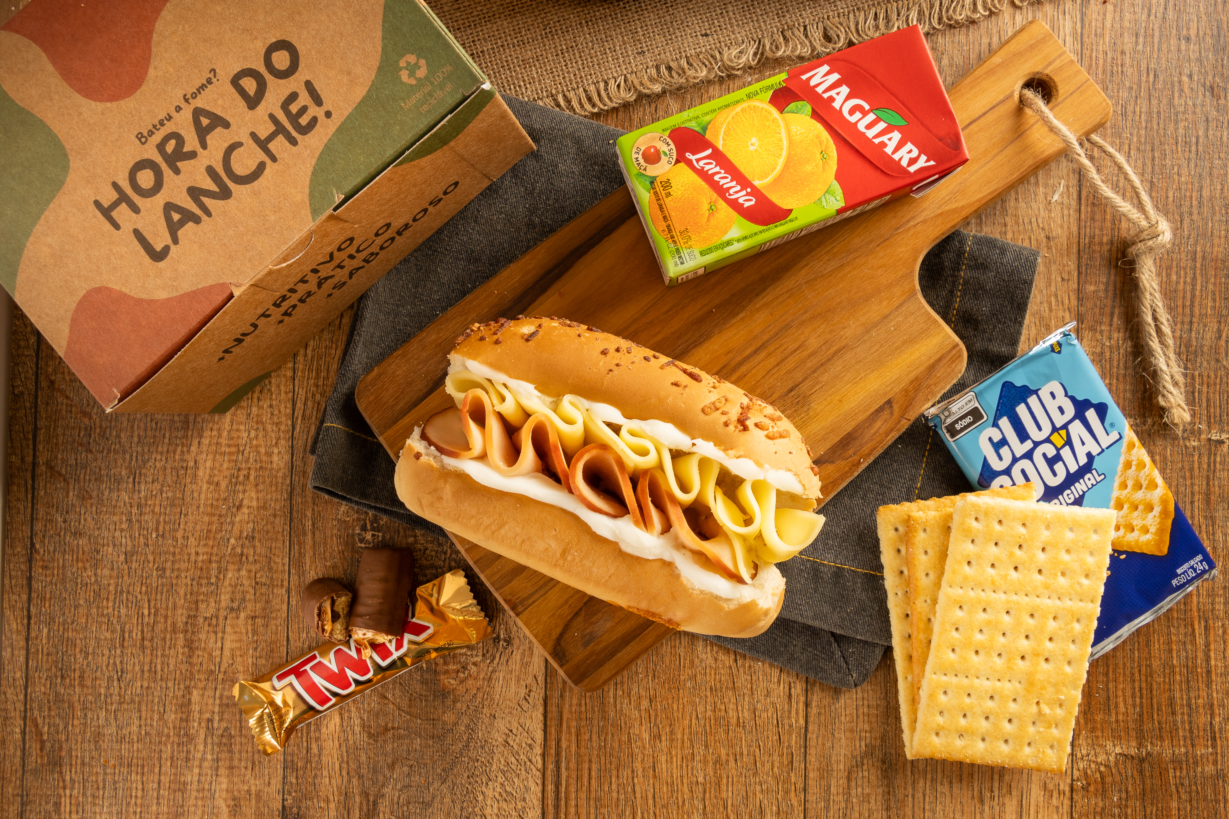 Kit Sal e Doce: sanduíche, suco, chocolate e biscoitos com caixa Hora do Lanche