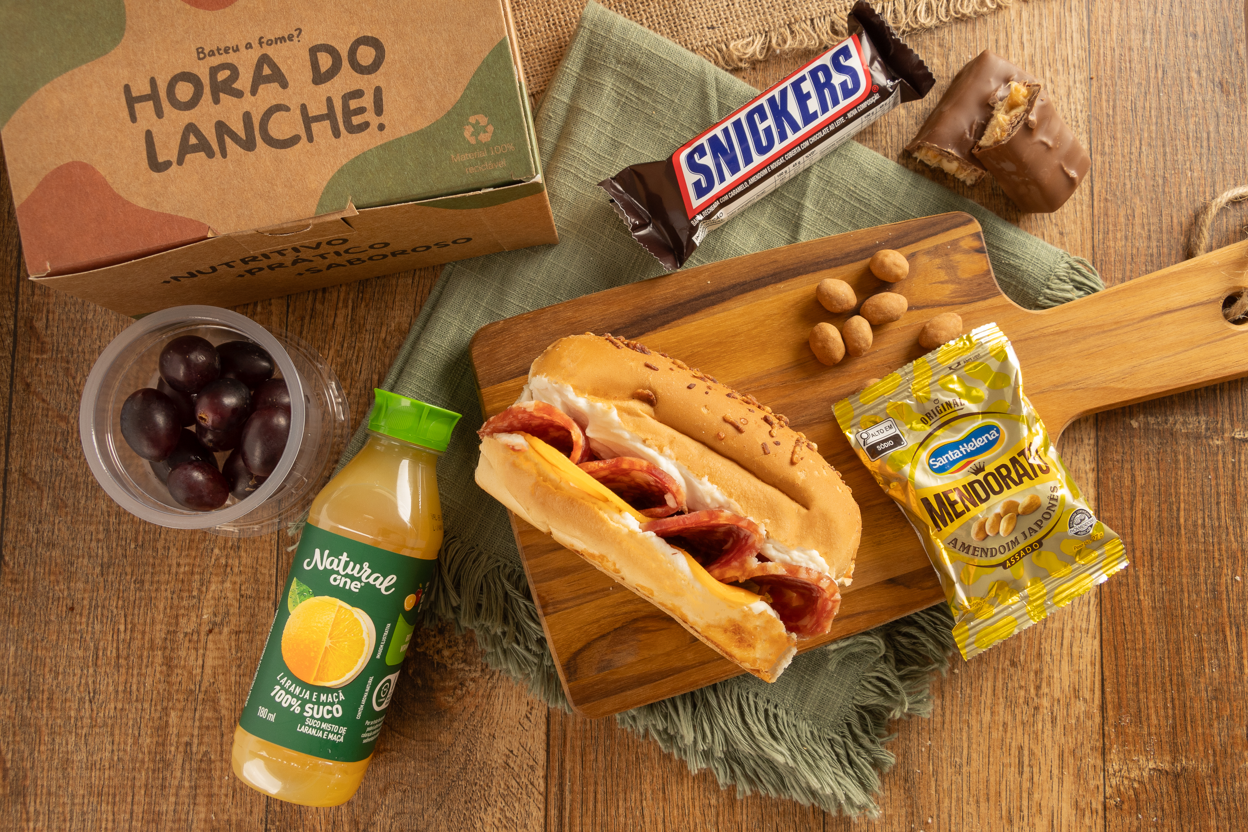 Kit Select Mix: sanduíche premium, suco Natural One, castanhas e caixa